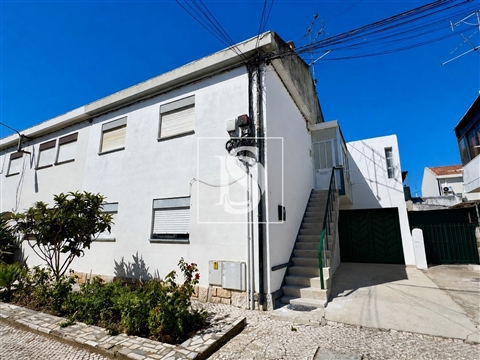 Apartamento T3 no Entroncamento | 1.º Andar de Moradia com Garagem