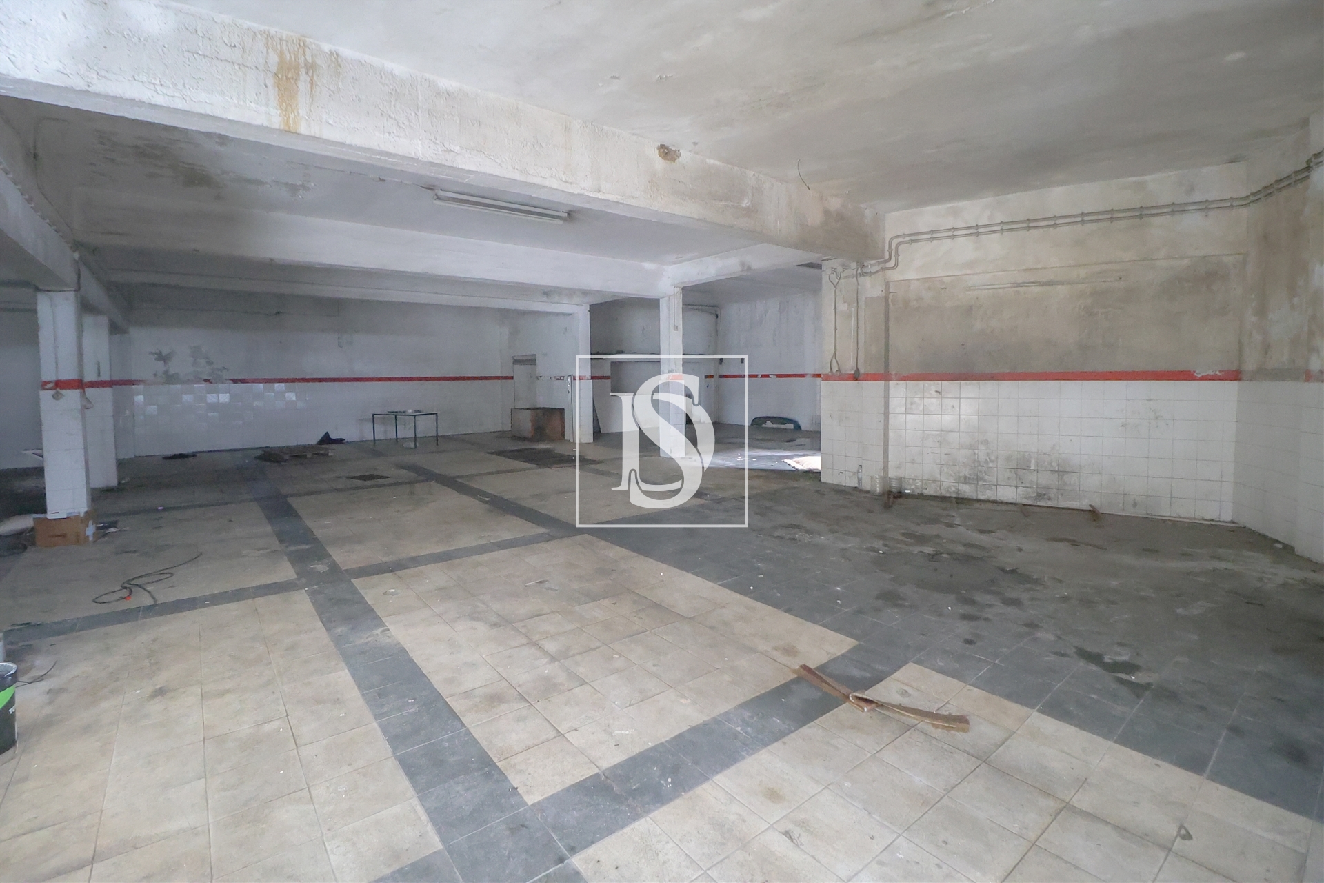 Moradia para Finalizar c/ Comércio e uma Grande Garagem - Moitas Venda