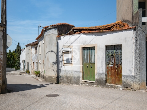 Oportunidade em Tomar: 2 Moradias para Recuperar com Terreno e Logradouro – 47.000€