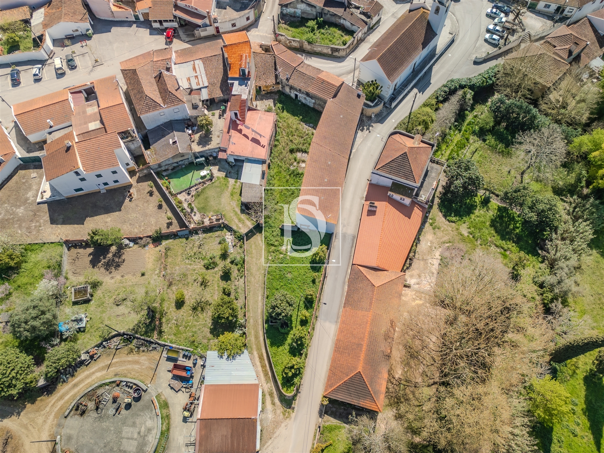 Oportunidade em Tomar: 2 Moradias para Recuperar com Terreno e Logradouro – 47.000€