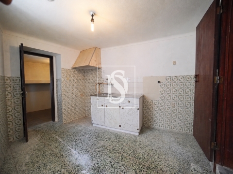 🏡 Moradia T3 no centro da aldeia de Soudos com excelente terraço e vista desafogada