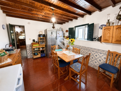 Moradia T4 com Garagem e Terreno de 875 m² na Golegã