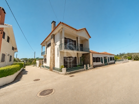 Moradia T5 com Espaço e Potencial Único em Meia Via, Torres Novas