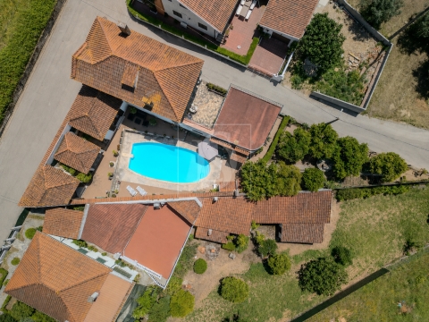 Moradia T5 com Espaço e Potencial Único em Meia Via, Torres Novas