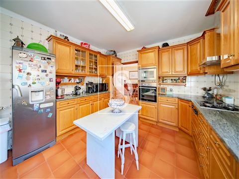 Fátima, Moradia 4 suítes, 4 pisos, piscina semi‑coberta, sauna, adega e garagem