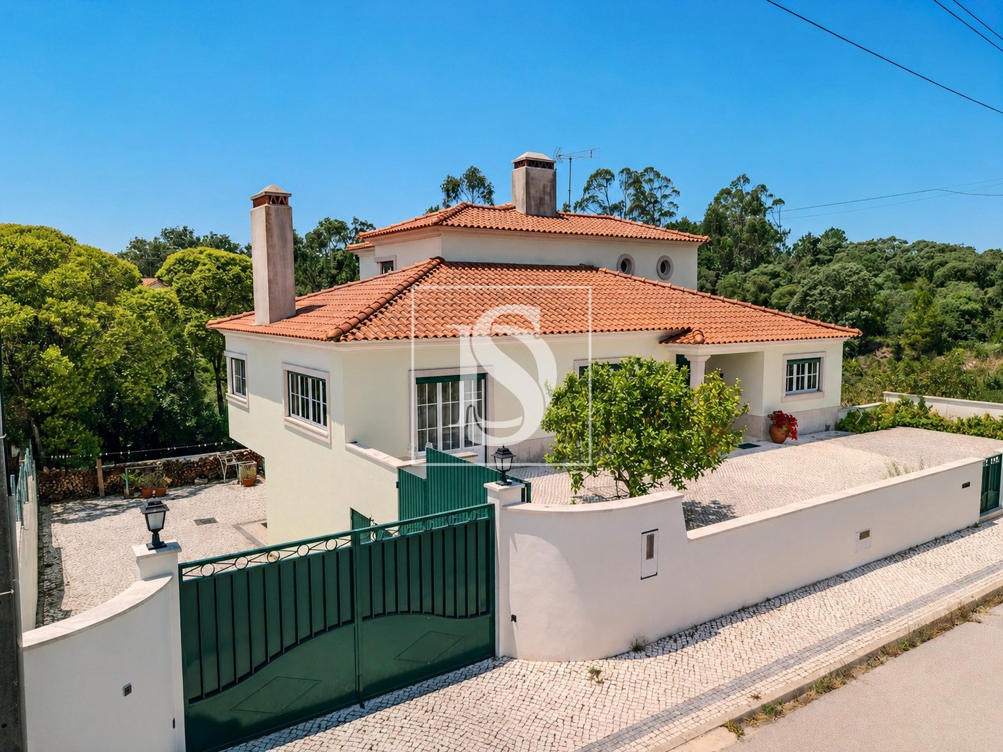 Fátima, Moradia 4 suítes, 4 pisos, piscina semi‑coberta, sauna, adega e garagem